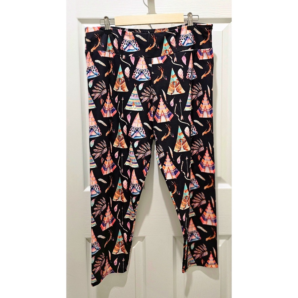 Curves+ Women Capri Leggings Large Black Southwestern Teepee Feather Print Crop